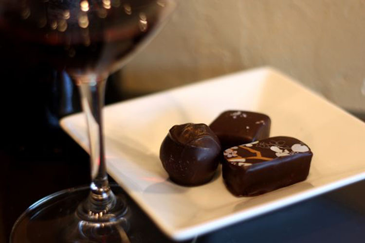 红酒和黑巧克力中发现的化学物质能使细胞恢复活力。momohou.com