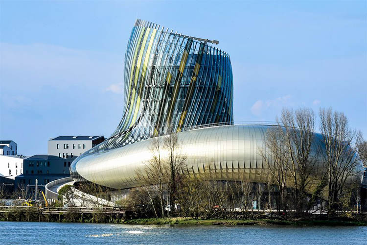 体验世界葡萄酒之都的迷人风情，那这个地方绝对不容错过--波尔多葡萄酒博物馆（Bordeaux Cite du Vin）。